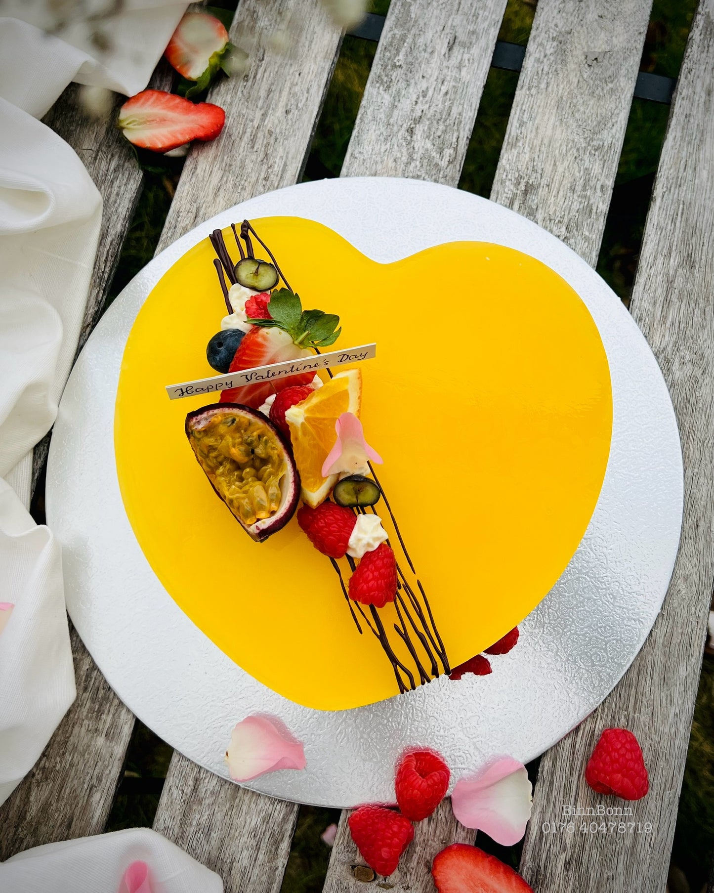 38. Torte "I give you my heart" mit Maracuja-Orangenspiegel und frischen Früchten 24 cm