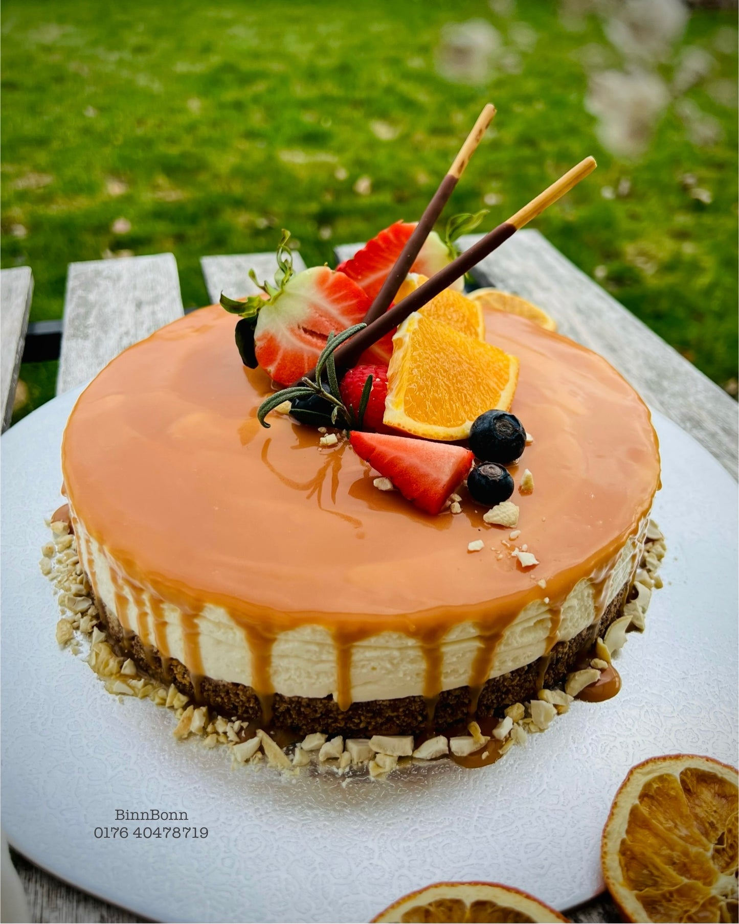 37. Torte "Poetry salted Caramel" mit Cashew und frischen Beeren und Orangen 26 cm