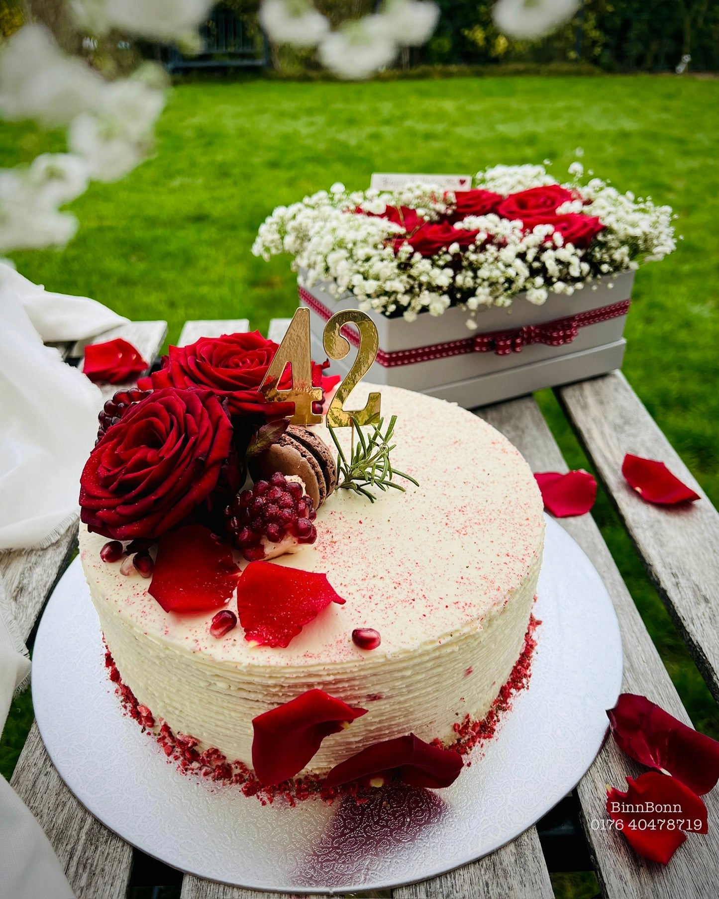 11. Torte "True Love" mit frischen Rosen, Granatapfel und Frischkäse-Sahnecreme 22 cm