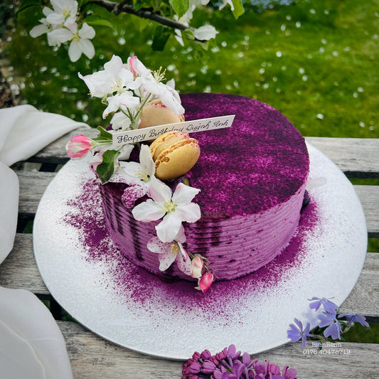 1. Torte "Lilac" gefüllt mit Blaubeeren und dekoriert mit Frühlingsblumen 22 cm