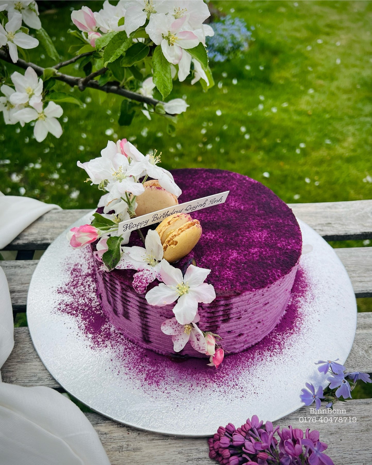 1. Torte "Lilac" gefüllt mit Blaubeeren und dekoriert mit Frühlingsblumen 22 cm