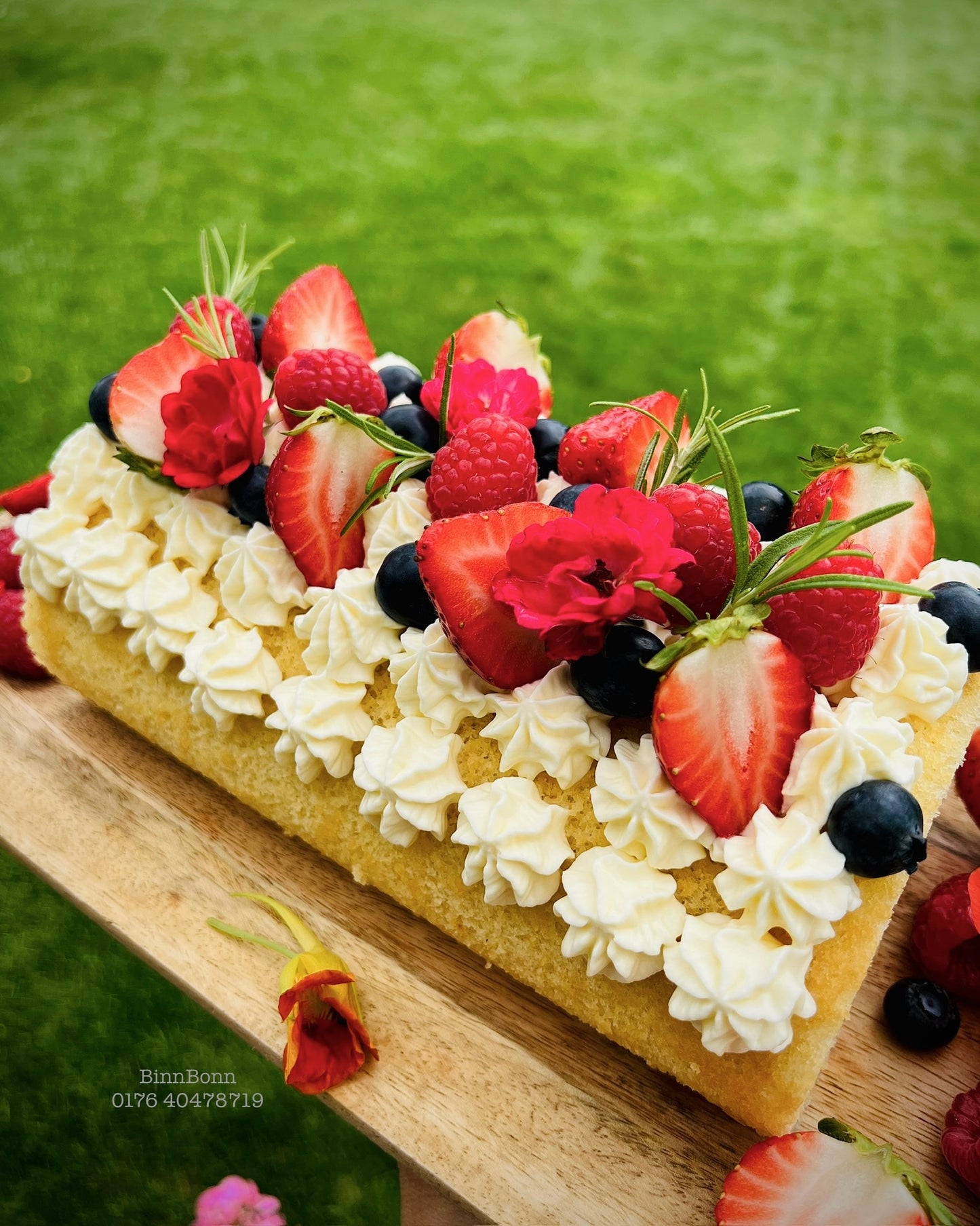2. Biskuitrolle mit Erdbeerfüllung und feinster Joghurt-Mascarpone Creme 26 cm