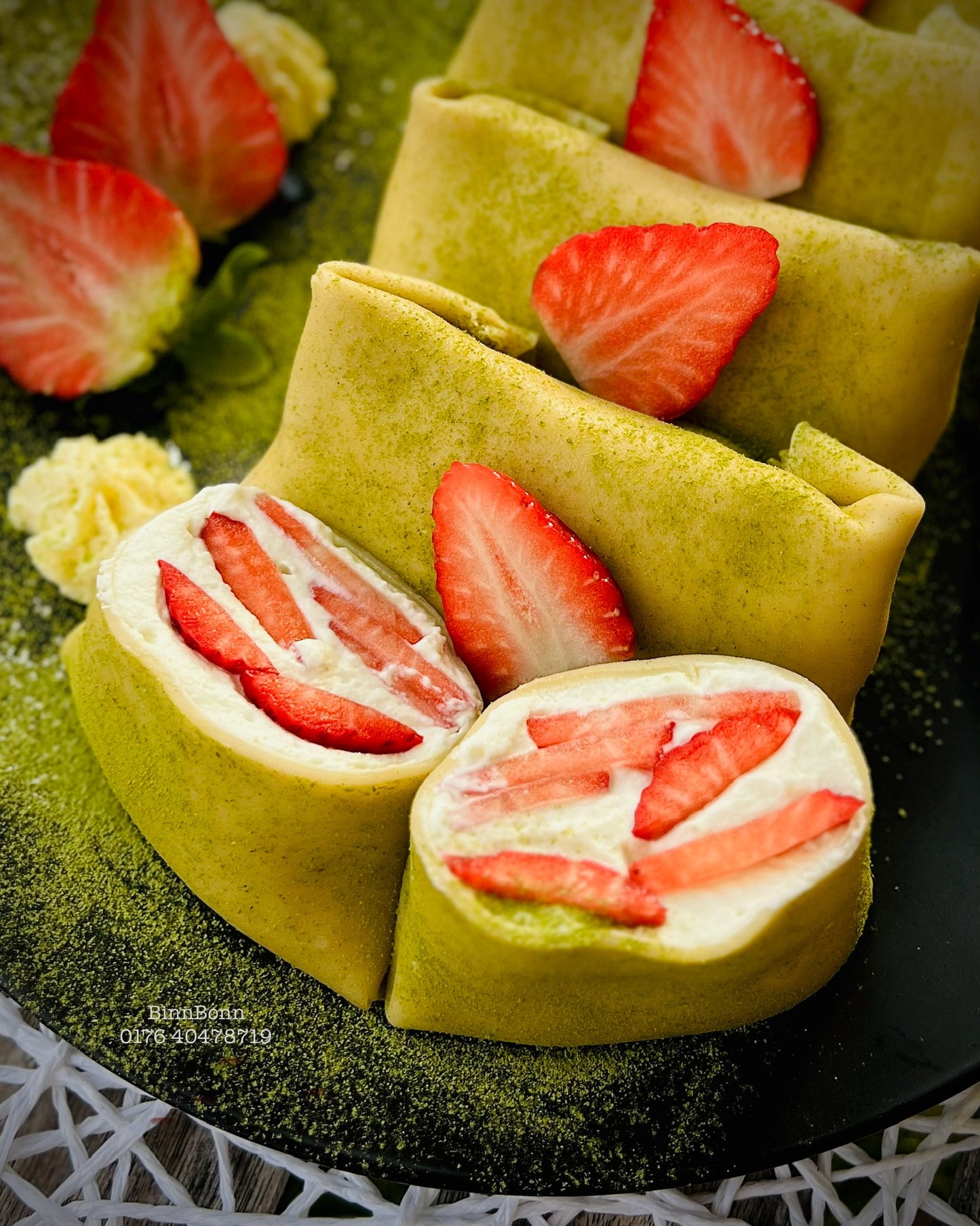 Matcha Crepe Cakes mit frischen Erdbeeren und feinster Sahne-Frischkäse-Creme 5 Stück