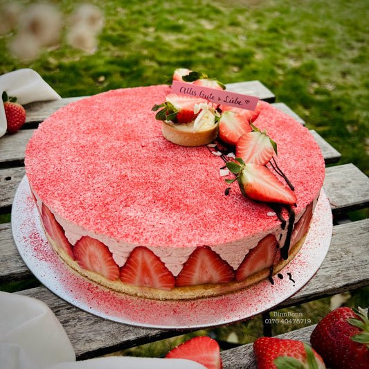 41. Torte "Strawberry Only" mit Sahne-Mascarpone-Creme und frischen Erdbeeren 26 cm