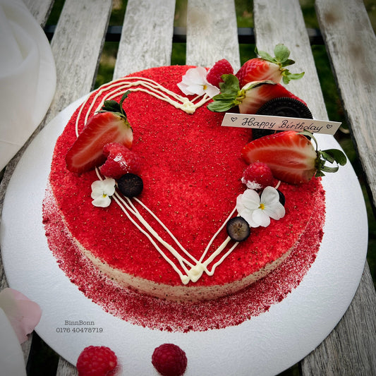 1. Herz-Torte "Only Love" mit frischen Beeren und essbaren Blüten 26 cm