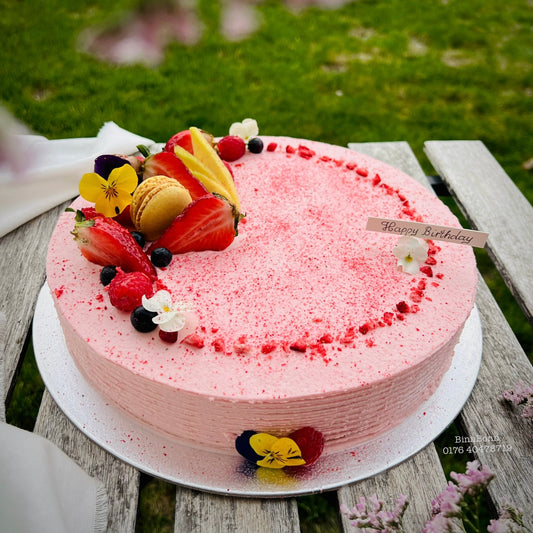 33. Torte "Strawberry Kiss" mit Erdbeer-Joghurt-Mascarponecreme und frischen Beeren 26 cm