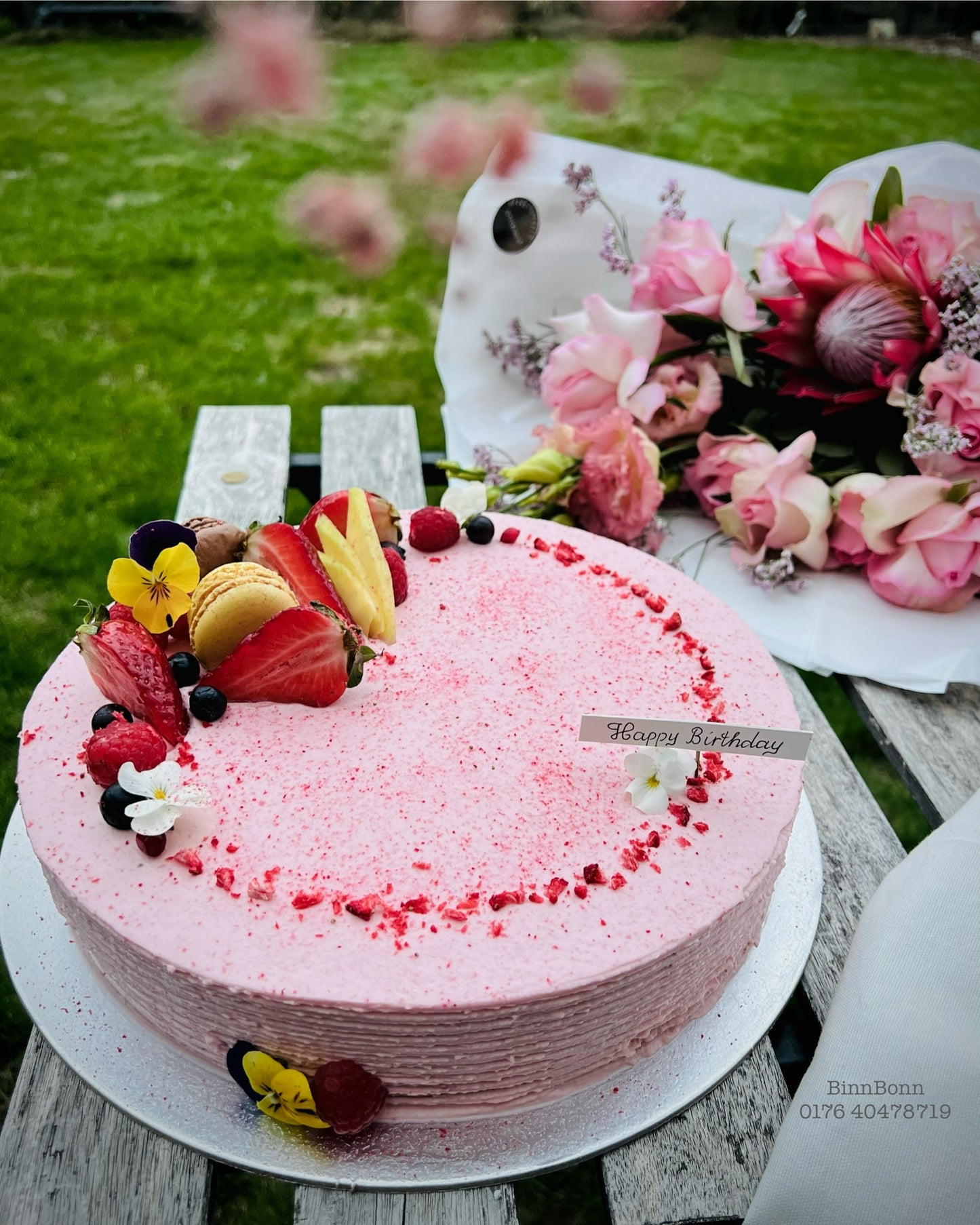 33. Torte "Strawberry Kiss" mit Erdbeer-Joghurt-Mascarponecreme und frischen Beeren 26 cm