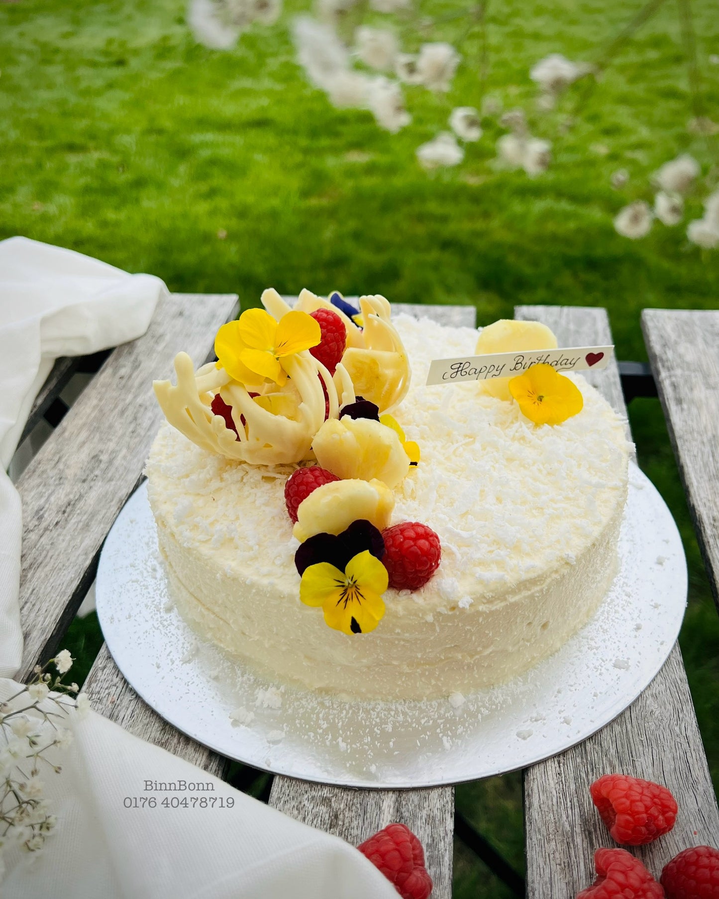60. Torte "Tropical inspiration" Crêpes-Torte mit frischem Kokosfleisch und Ananas 22 cm