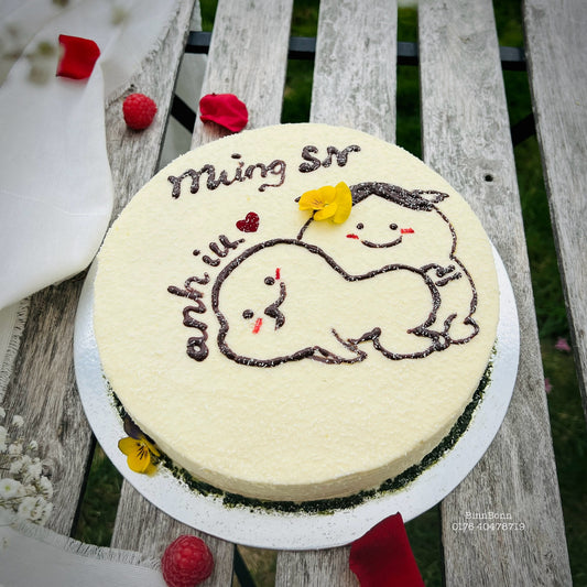 59. Torte "Enjoy your day" Matcha-Crêpes-Torte mit liebevoll gezeichneten Liebespaar 22 cm