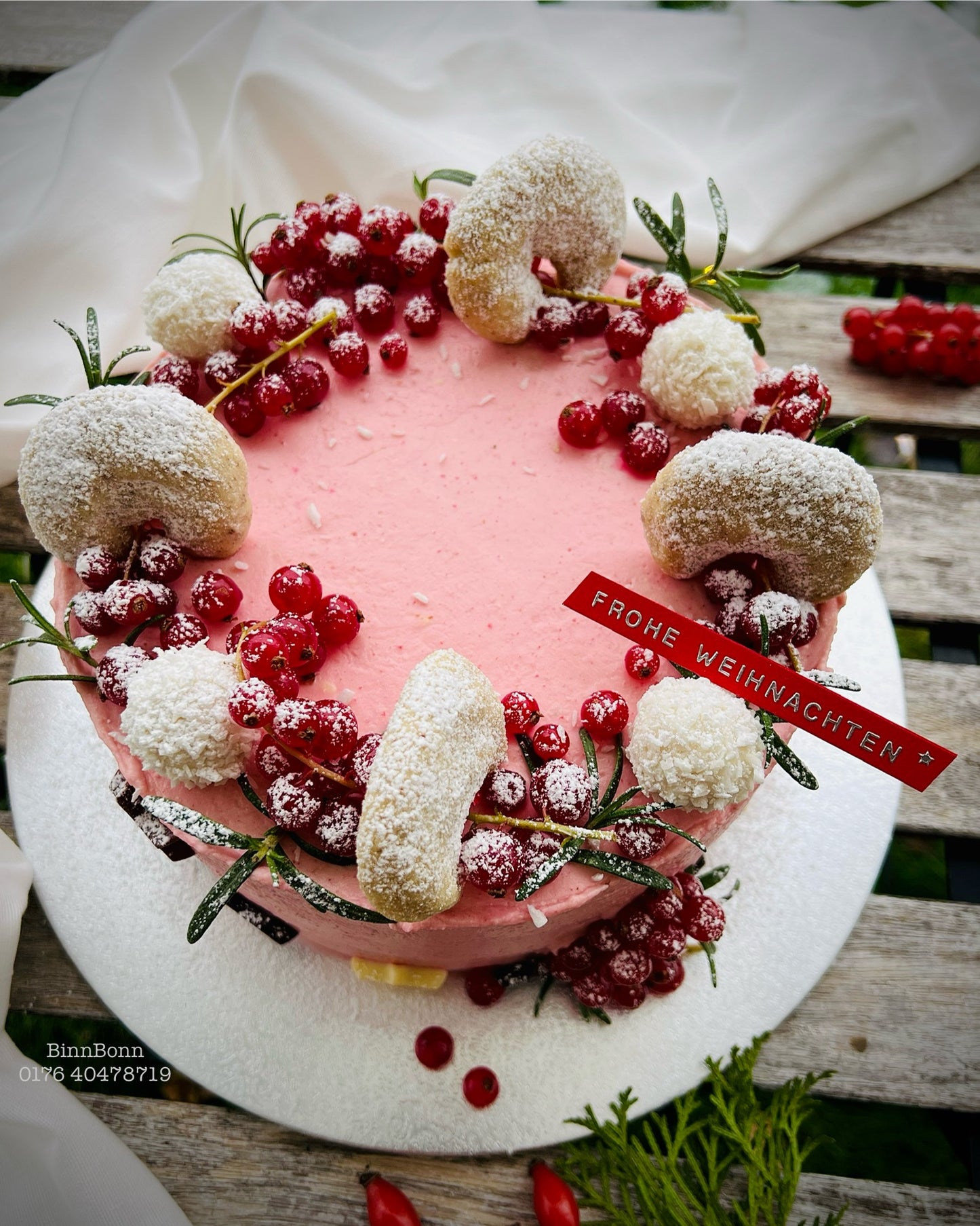 25. Torte "Pretty Christmas" mit Vanillekipferl und frischen Beeren 22 cm