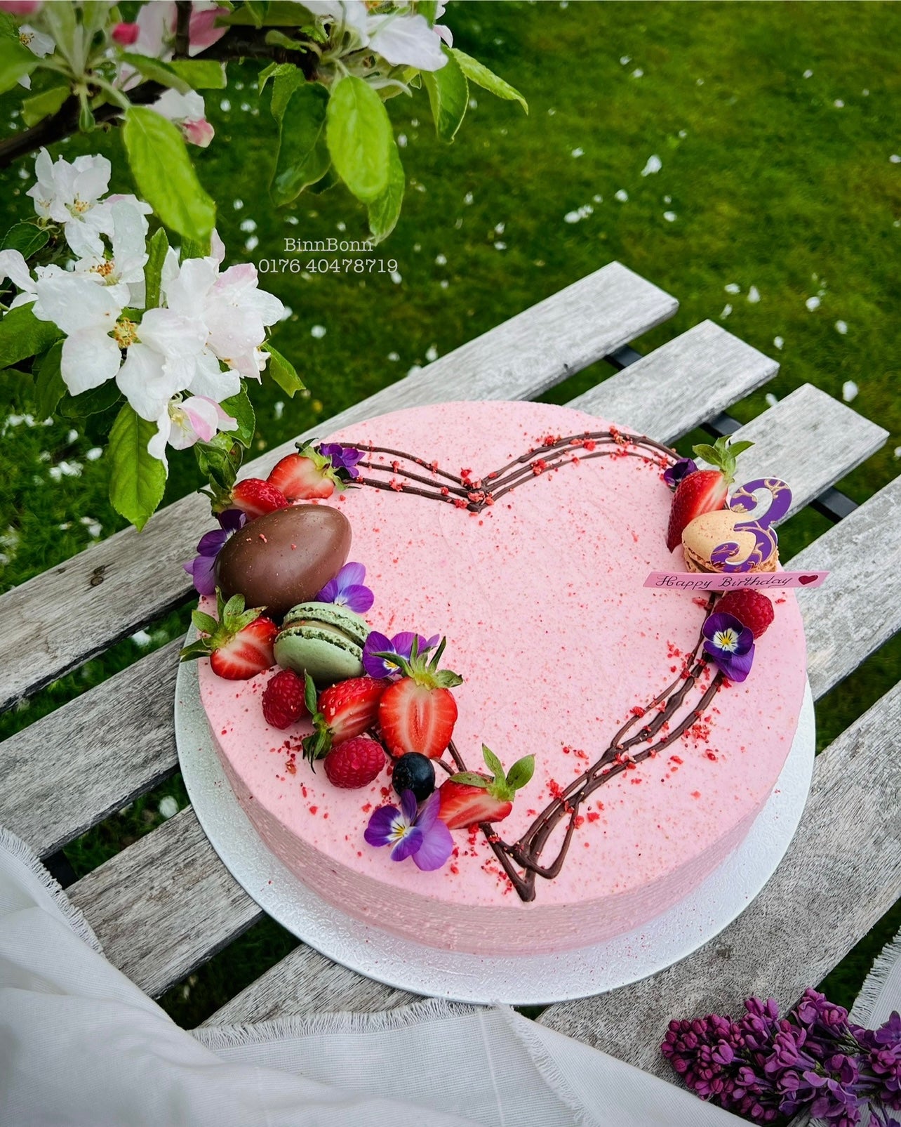 63. Torte "Love you" mit frischen Beeren und Kinder Überraschungsei 26 cm