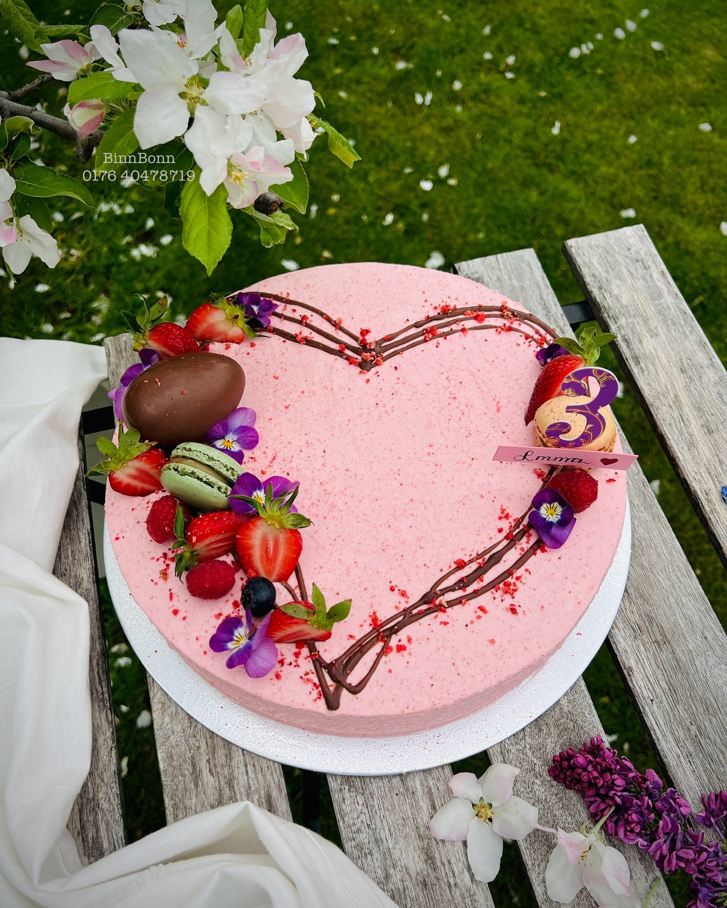 63. Torte "Love you" mit frischen Beeren und Kinder Überraschungsei 26 cm