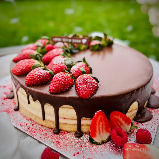 9. Torte "I Love You" mit Schokoladen und frischen Erdbeeren 26 cm