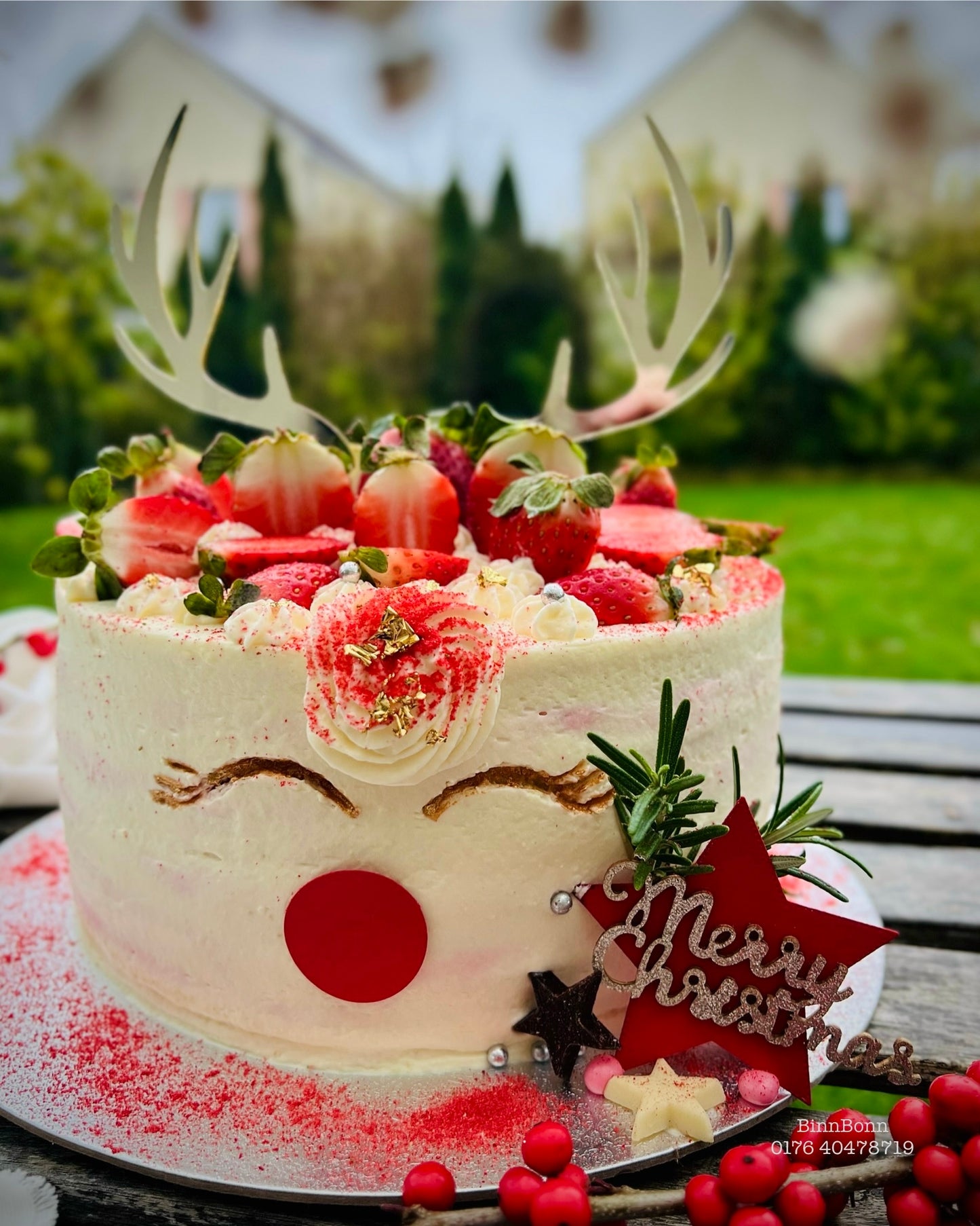 31. Torte "Magical Reindeer" mit frischen Erdbeeren und feinsten Creme 22 cm