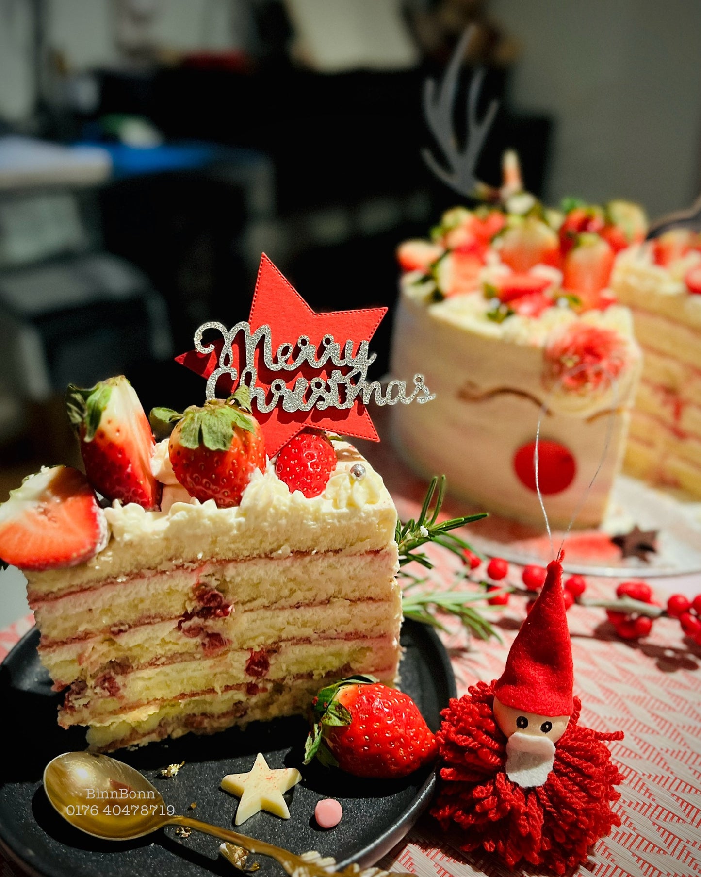 31. Torte "Magical Reindeer" mit frischen Erdbeeren und feinsten Creme 22 cm