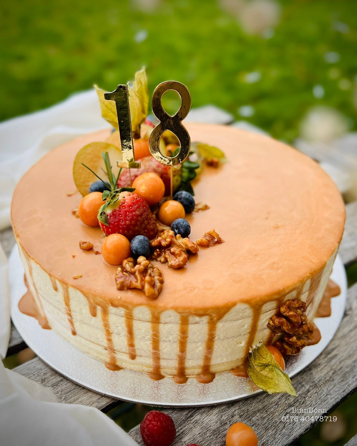 27. Torte "Caramel Love" mit Karamellsauce und verschiedenen frischen Früchten 26 cm
