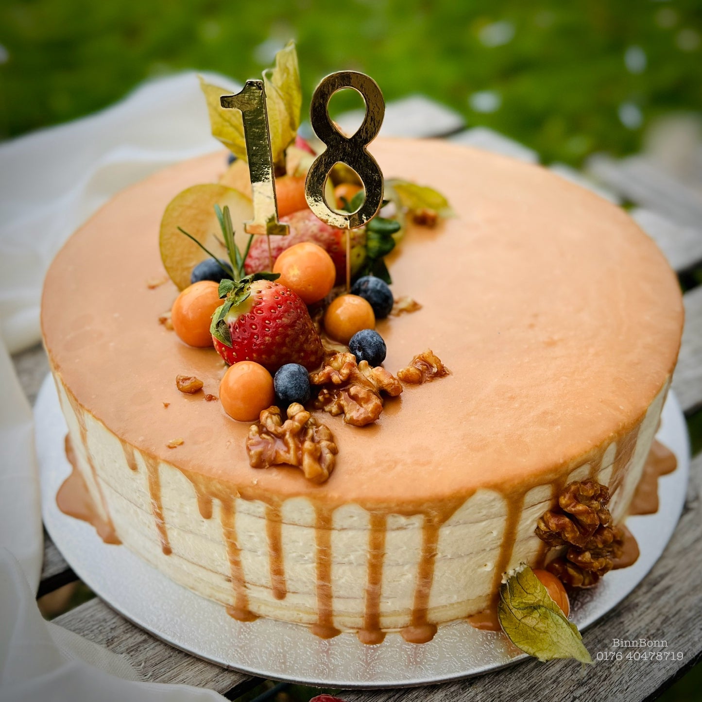 27. Torte "Caramel Love" mit Karamellsauce und verschiedenen frischen Früchten 26 cm