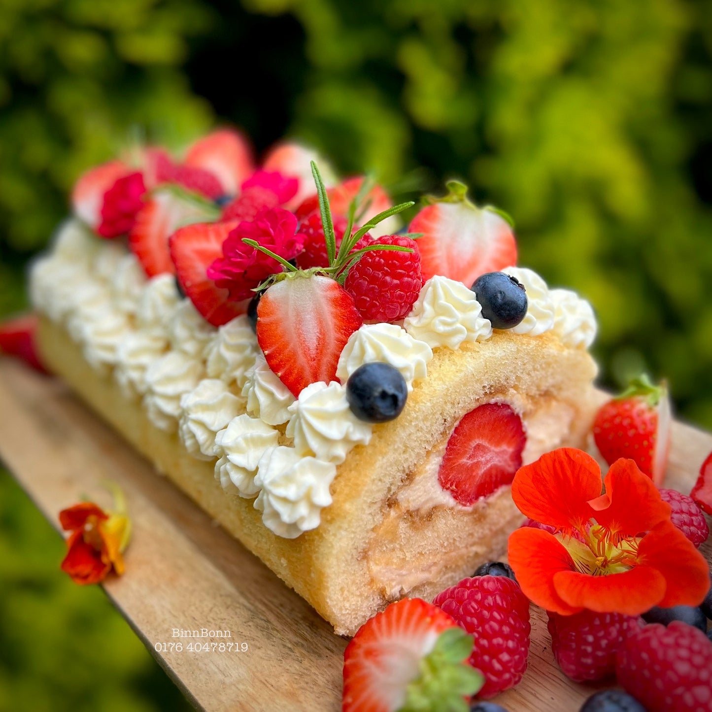 17. Biskuitrolle mit Erdbeerfüllung und feinster Joghurt-Mascarpone Creme 26 cm